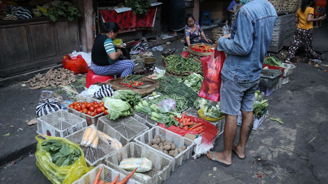 朝市の野菜売り