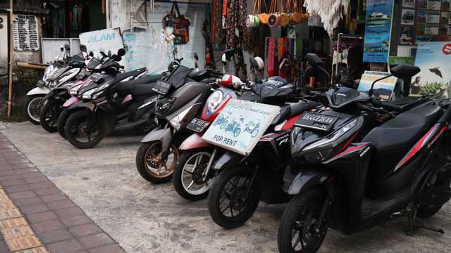 レンタルバイク屋の店先