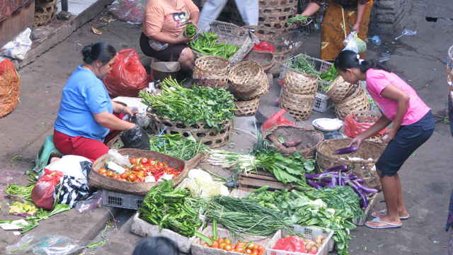 ウブド朝市の野菜売り