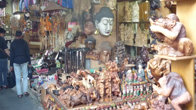 ウブド市場に並ぶ木彫りの像