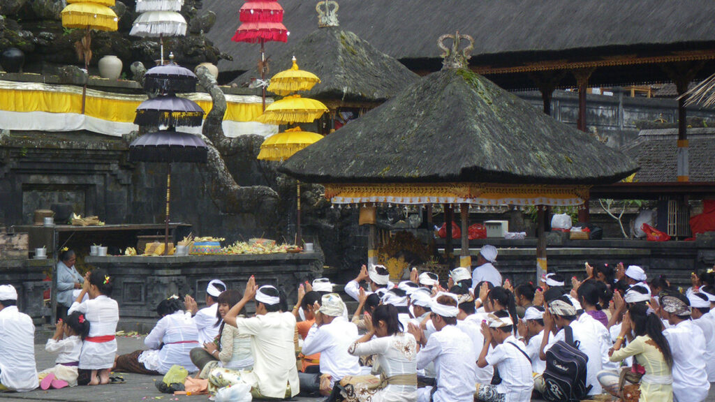 お寺でお祈りをしている人々